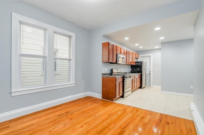 Primary Photo - 396 Union St