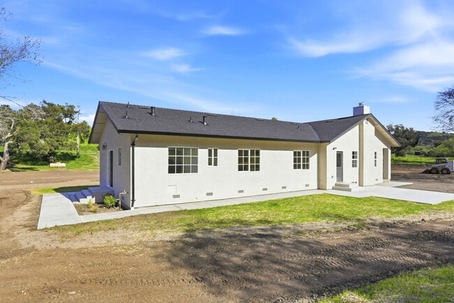 Building Photo - Beautiful Gated Country Property