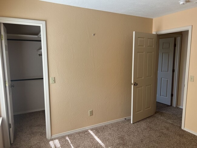 Building Photo - 4 Bedroom Home in SE Springfield!