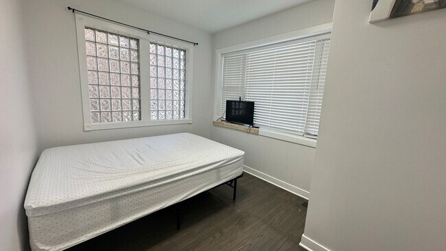 Building Photo - 5716 N Campbell Ave