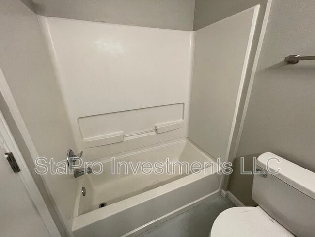 Building Photo - 106 Village Pl