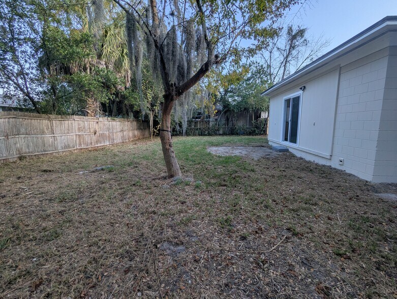 Building Photo - 2211 Tegner Dr