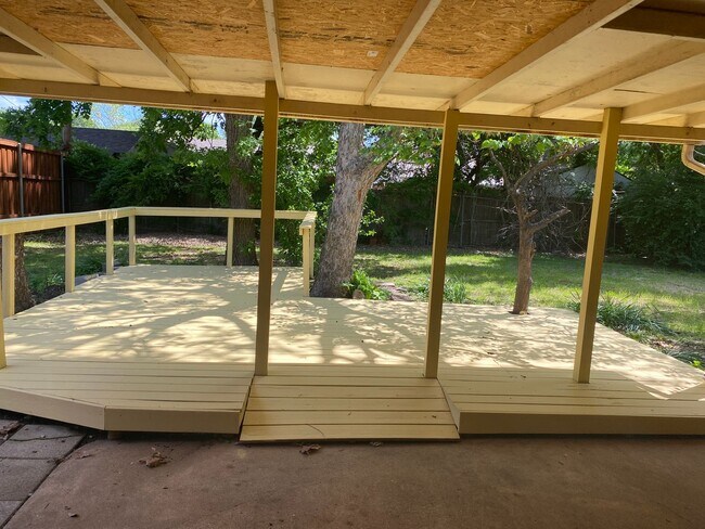 Building Photo - 3/2/2 in Quiet Sherman Neighborhood Near F...
