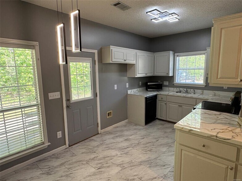 Building Photo - 6272 Deerwood Dr