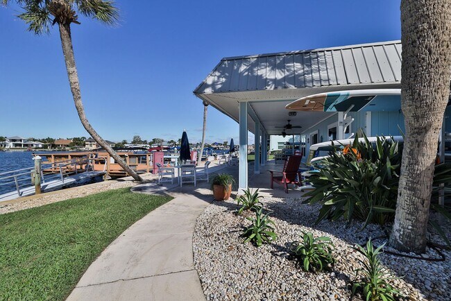 Building Photo - Intracoastal 2 bed/ 2 ba condo with lots of ammenities