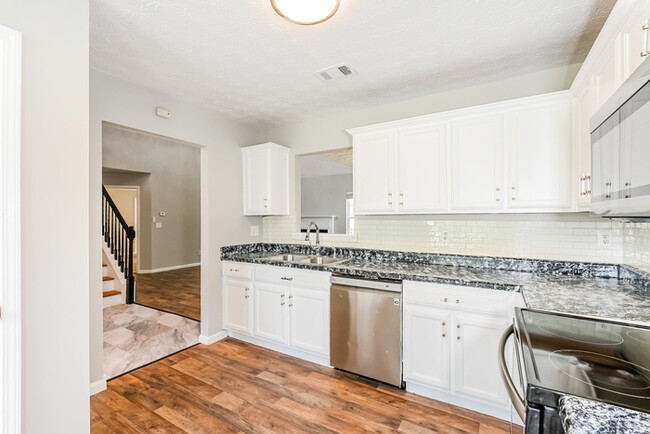 Building Photo - Ellenwood Comfort with Spacious Living