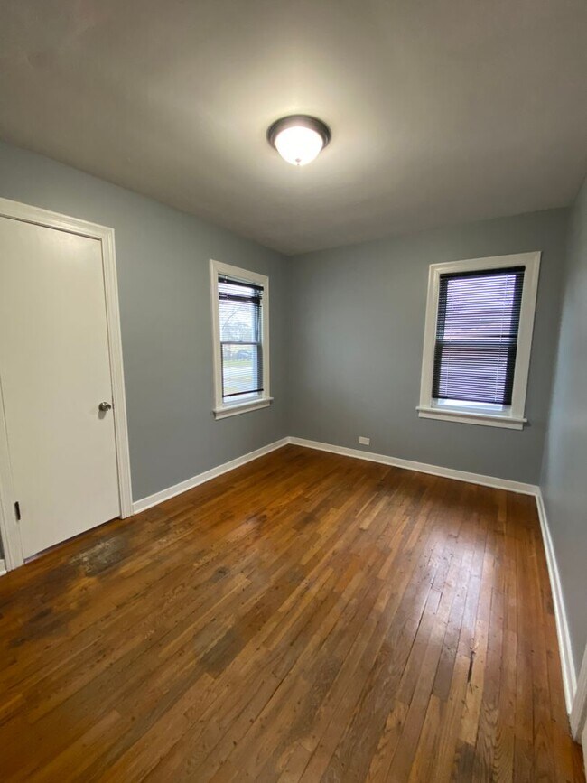 Building Photo - HOUSE FOR RENT IN LANSING !!