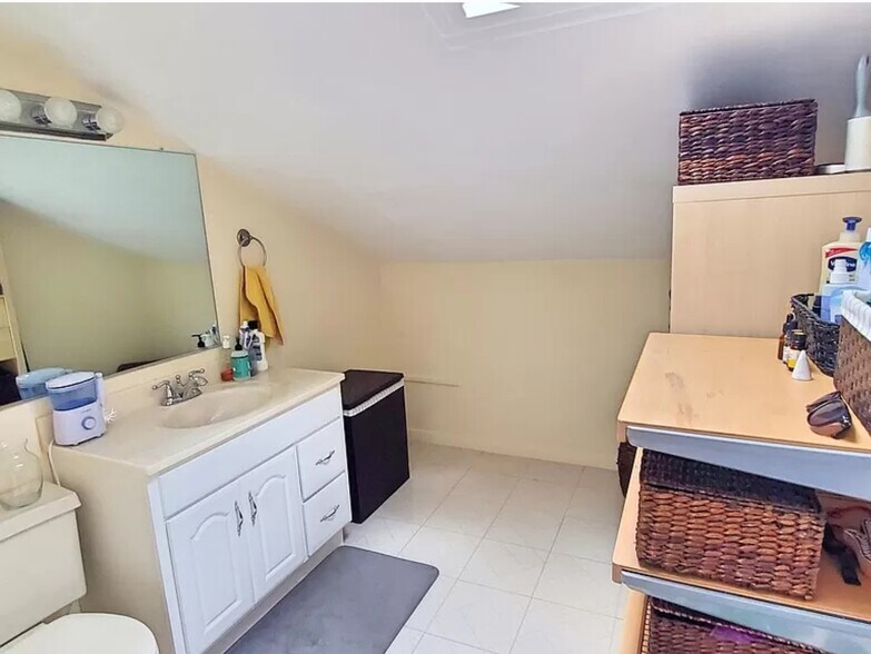 Building Photo - 10 High St