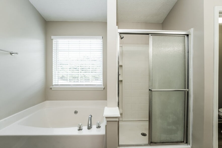 Building Photo - 120 Champions Ln