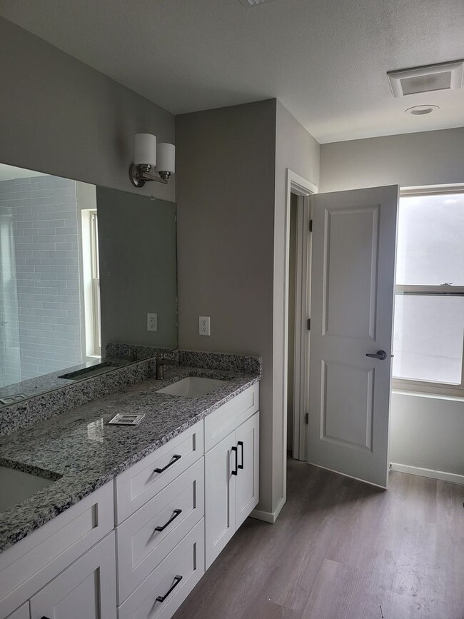 Building Photo - New Townhouse NE Heights 2/bedroom 1.5/bat...