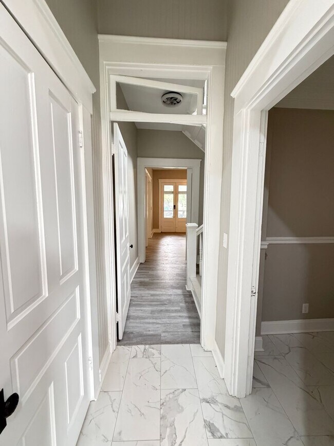 Building Photo - Huge 4 Bed and 2.5 Bath Home!