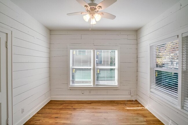 Building Photo - 809 Theresa Ave