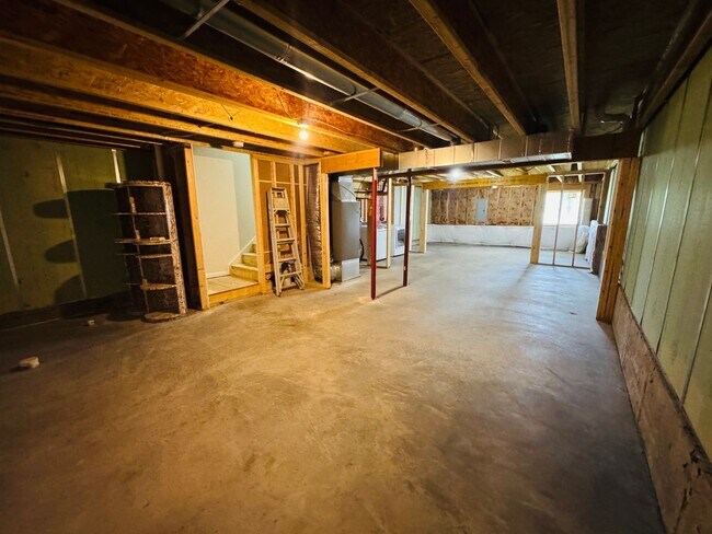 Building Photo - 3 Bed/ 2.5 Bath Townhome close to the interstate - Available 06/08/2026