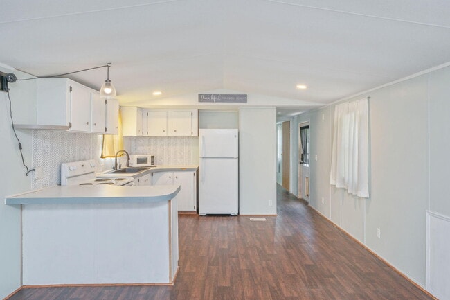 Building Photo - 2725 FL-83