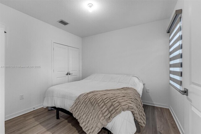 Building Photo - 809 SE 16th Ct