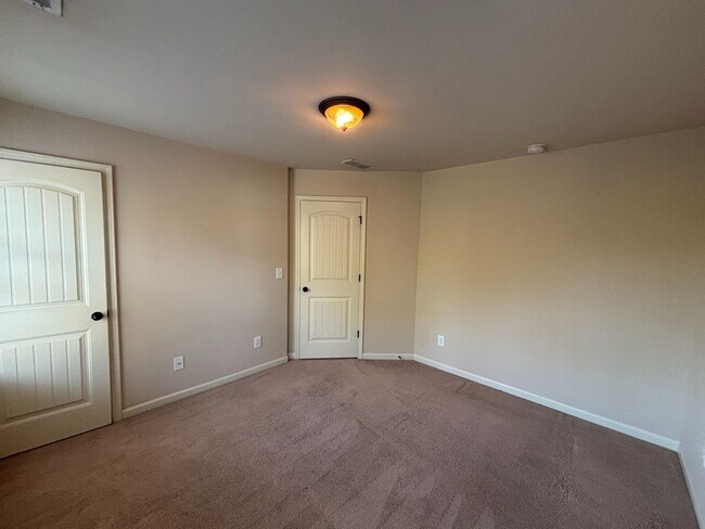Building Photo - 1322 Ingersoll Dr
