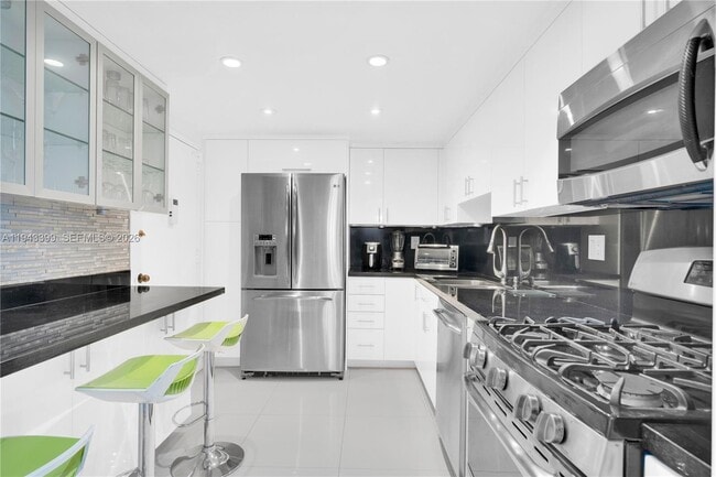 Building Photo - 3140 S Ocean Dr