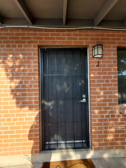 Front Door/Entryway - 4145 E Fairmount St