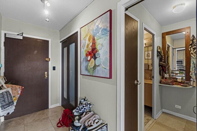 Building Photo - 0 bedroom in Chicago IL 60657