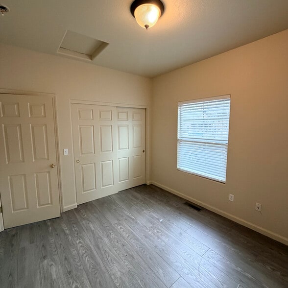 Building Photo - 412 N Cloverdale Blvd