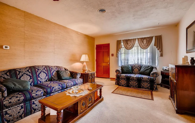 Building Photo - 3 bedroom / 2 bathroom house with large ba...