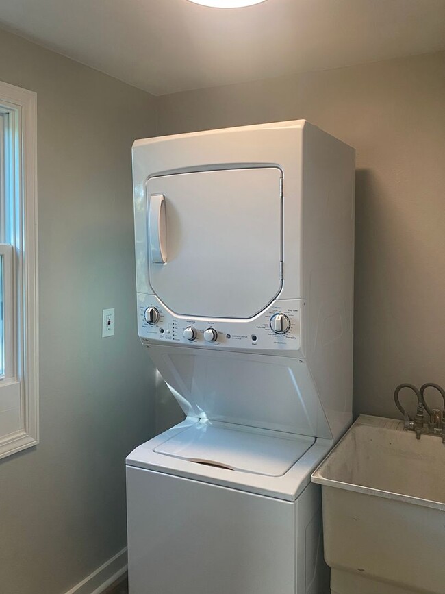 Building Photo - SUPER CUTE 1 BEDROOM/1 BATH HOME IN NORTH IRWIN - MOVE IN READY!!