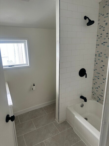 Building Photo - 638 Pear St