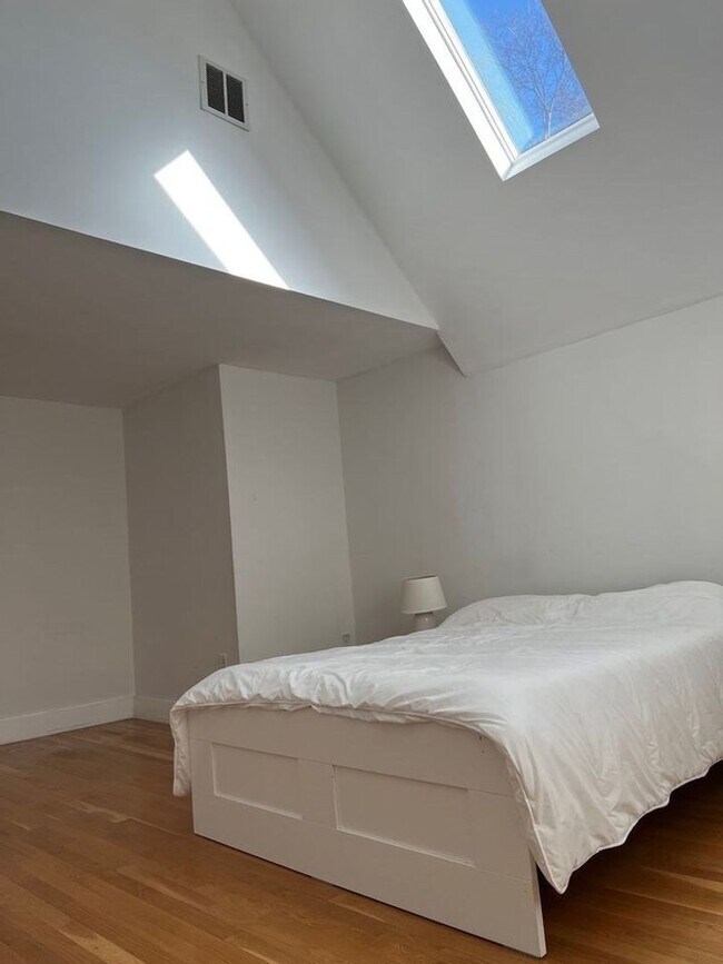 Building Photo - Oak Square Huge 2nd & 3rd floor SIX bed 3 1/2 bath Brighton