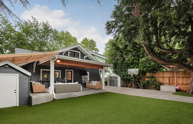Building Photo - Beautiful Irvington Bungalow (3 Bed, 3 Bath)