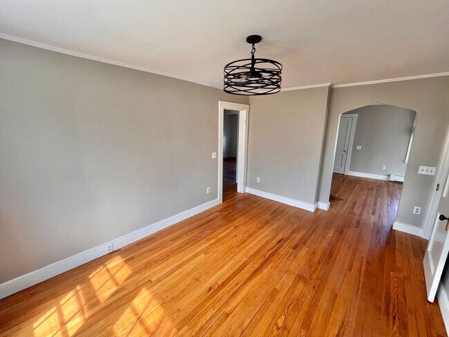 Building Photo - 1430 Woodbury Ave