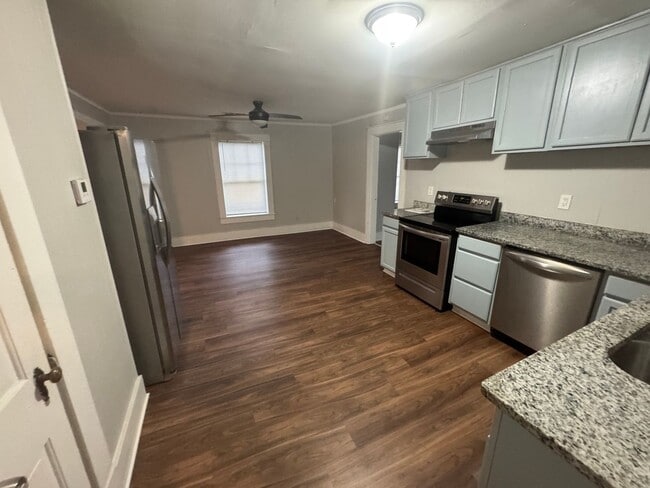 Building Photo - 805 Brower St