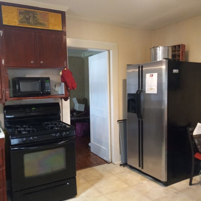 Building Photo - Three Bedroom, 2 Bathroom