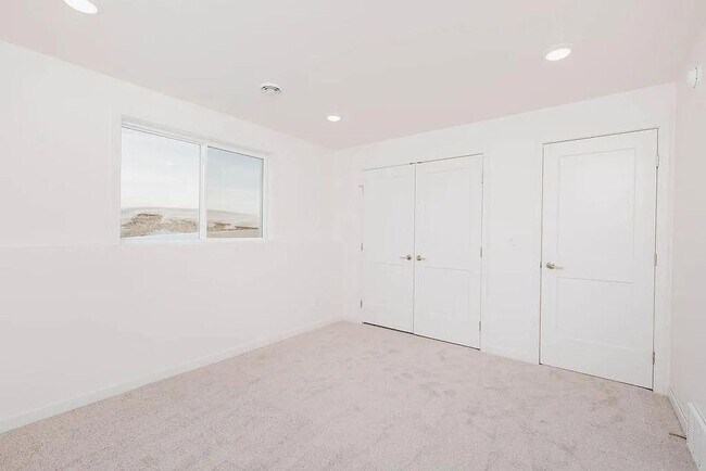 Building Photo - 4 Bedroom 2 Bathroom House