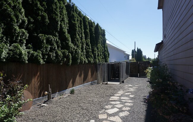 Building Photo - Lake Shore 4 Bedrooms