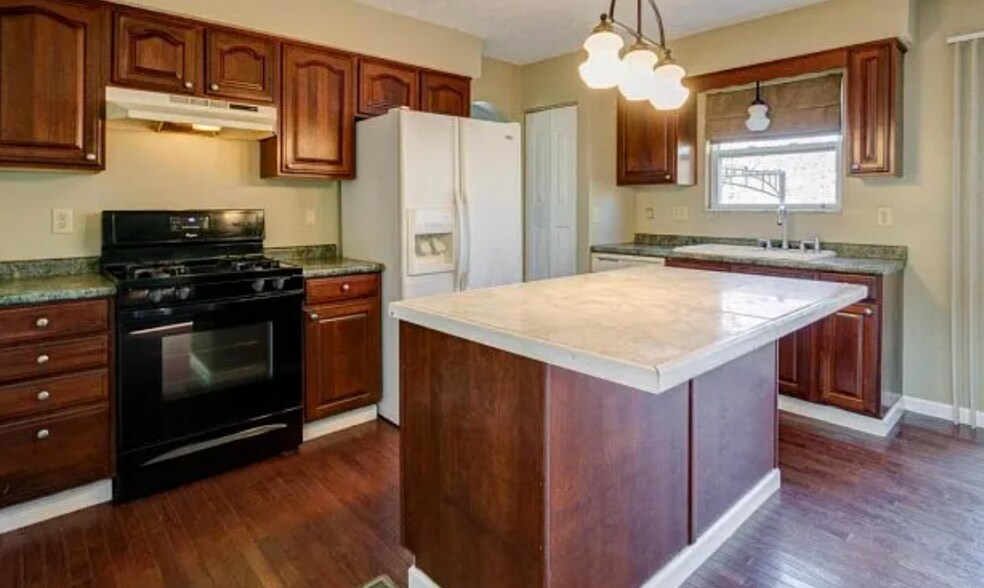 Building Photo - 500 Oak Village Dr