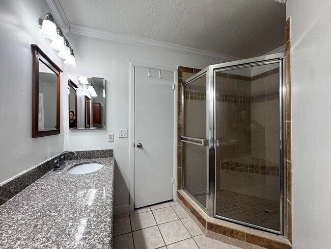 Building Photo - 3 BEDROOM WITH FIREPLACE AND LVP PLANK FLO...
