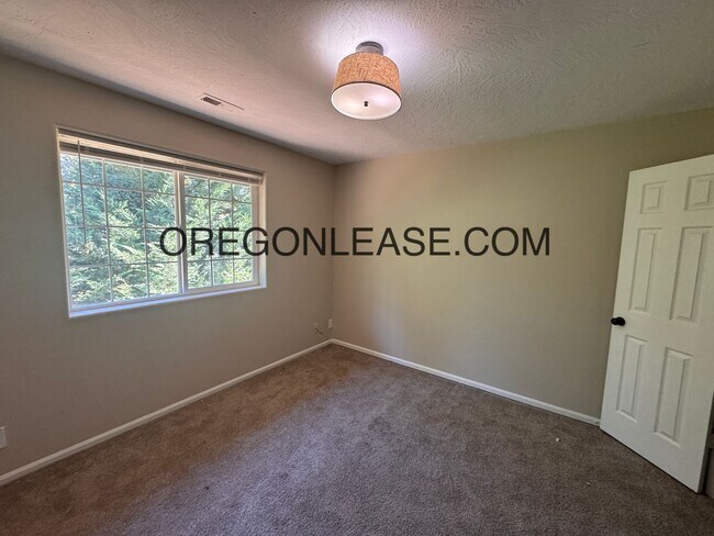Building Photo - 3 bedroom 2 bath Cottage grove townhome