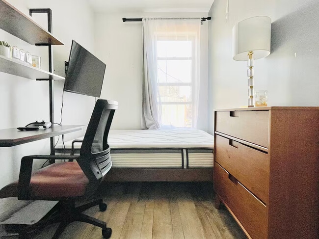 Building Photo - Large HDTV Room, AC, 15 min to Manhattan #125