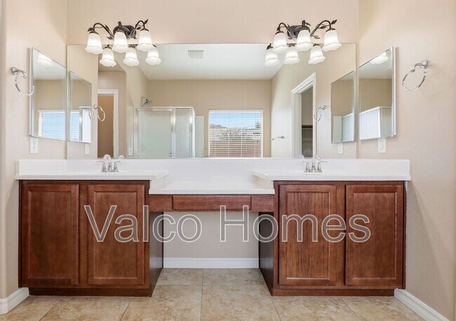 Building Photo - 2717 E Ficus Way