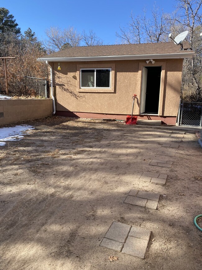 Building Photo - 4 bedroom - Hartsock