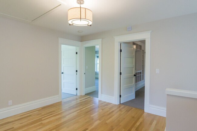 Building Photo - 6bd/3.75ba Seattle Home
