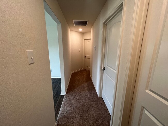Building Photo - Park House, End Street, 4 bedroom and 2 bathroom home for rent in Jarrell , TX