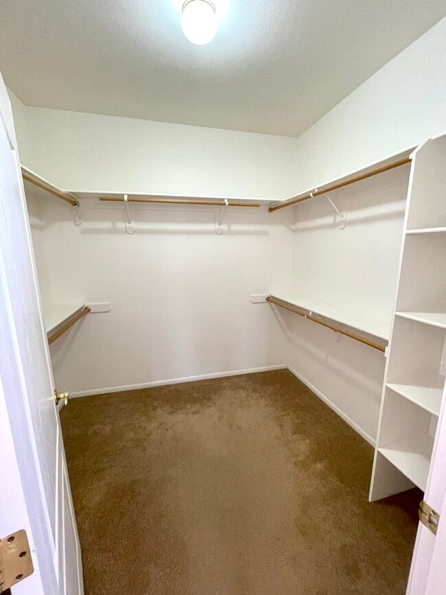 Building Photo - Large 2 Bedroom Home off the Parkway!