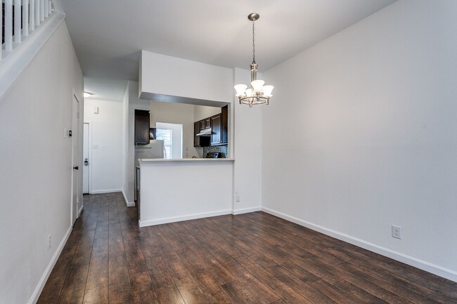 Building Photo - UPDATED 2-BEDROOM TOWNHOME AT NORTH PARK T...