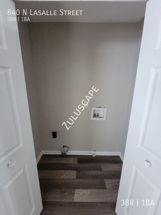 Building Photo - 840 Lasalle St