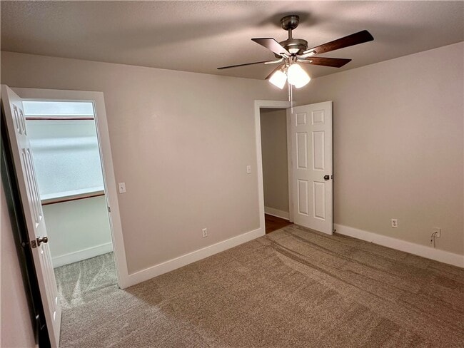Building Photo - 2137 E Stanwyk Dr
