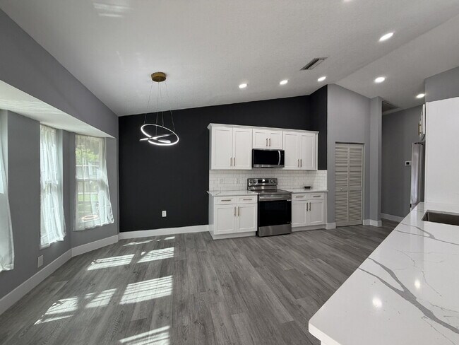 Building Photo - "Charming 3-Bedroom Retreat with 2 Full Baths on Aurora St NW!"