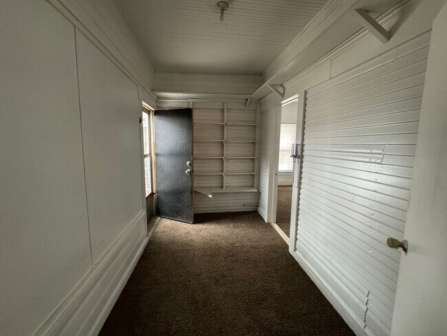 Building Photo - 2 Bedroom Rental with garage in NW Ardmore