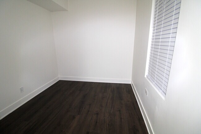 Building Photo - 825 N Hermitage Ave