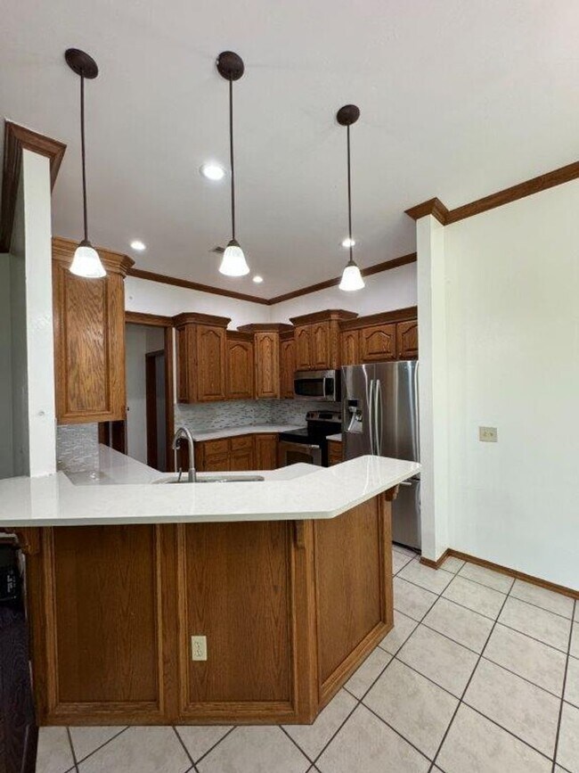Building Photo - 4 bed, 2 bath ,3 car with storm shelter! B...
